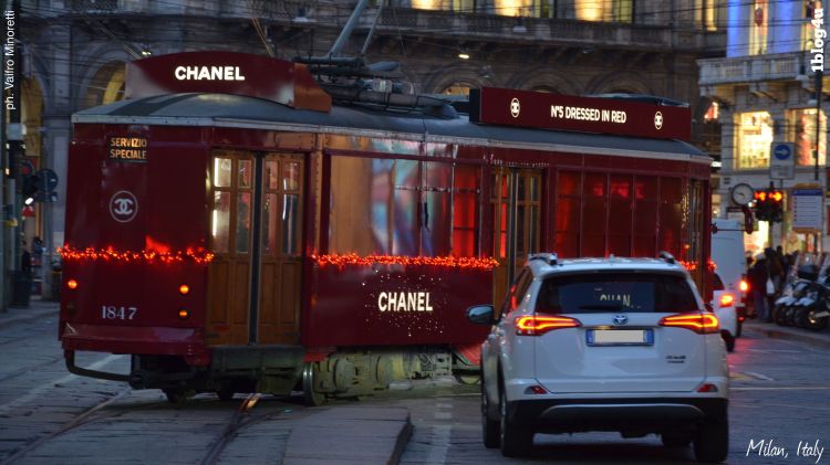 CHANEL N.5 lights up in red Milano's Piazza della Scala